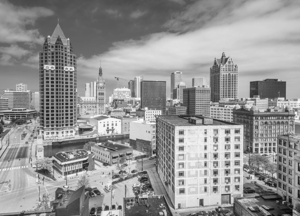 Milwaukee, WIsconsin, USA downtown skyline in black white