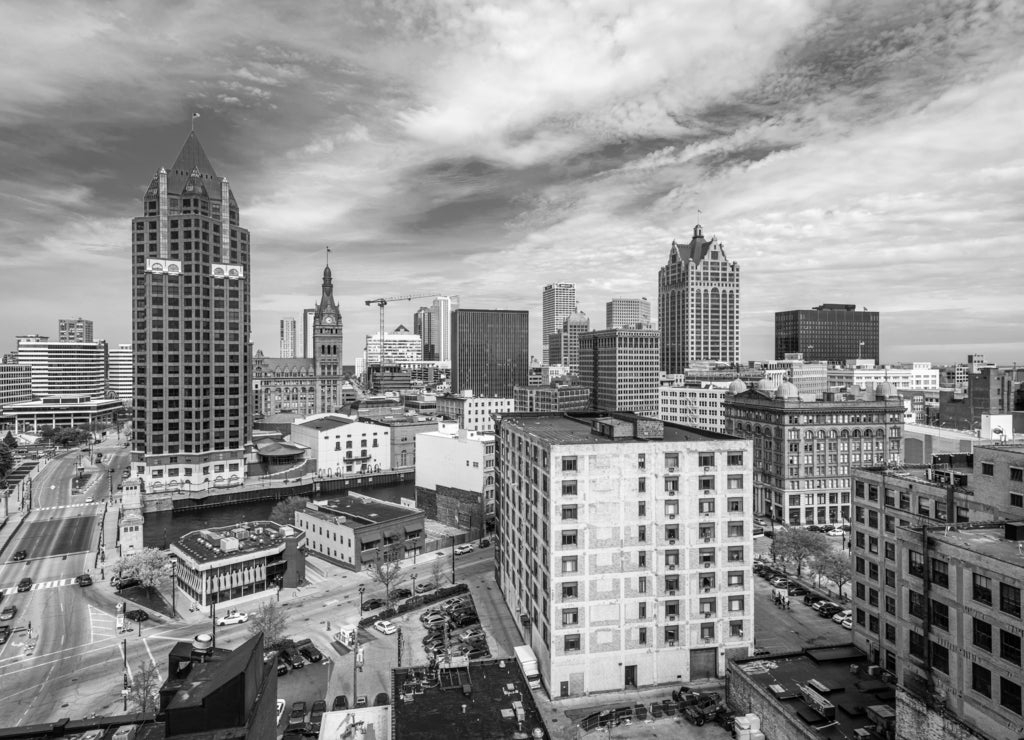 Milwaukee, Wisconsin, USA Cityscaper in black white