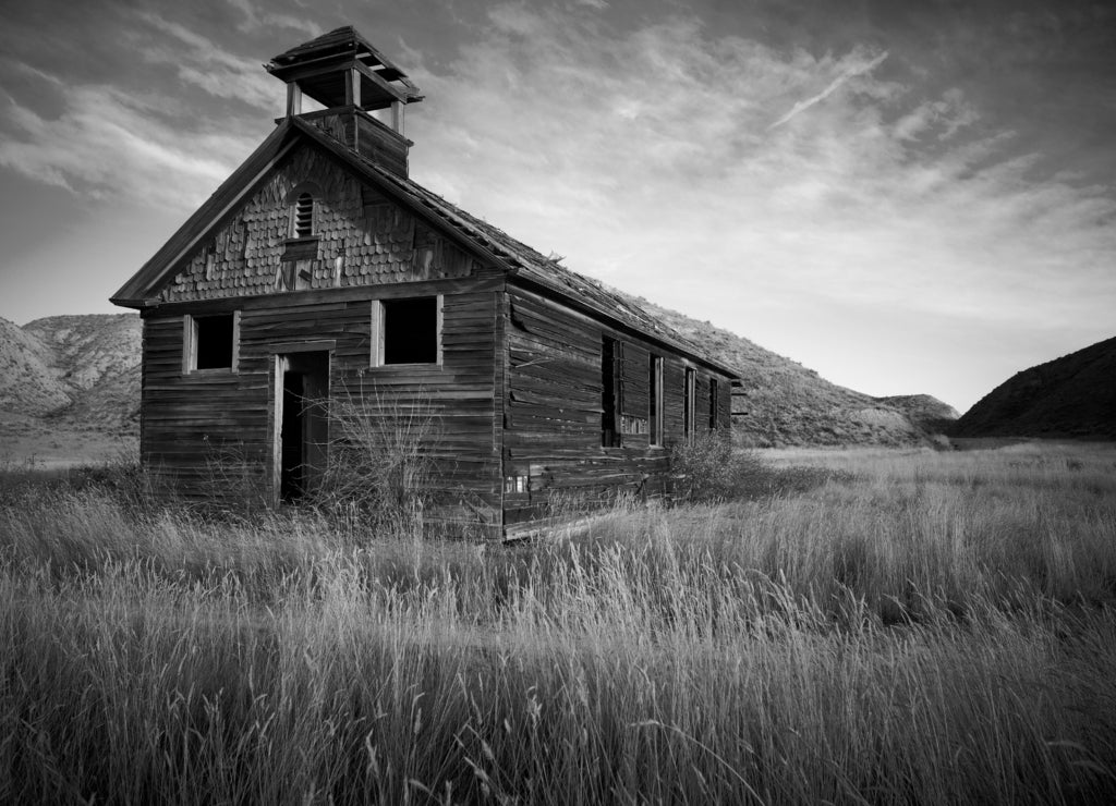 Verfallene Schule in Montana in black white