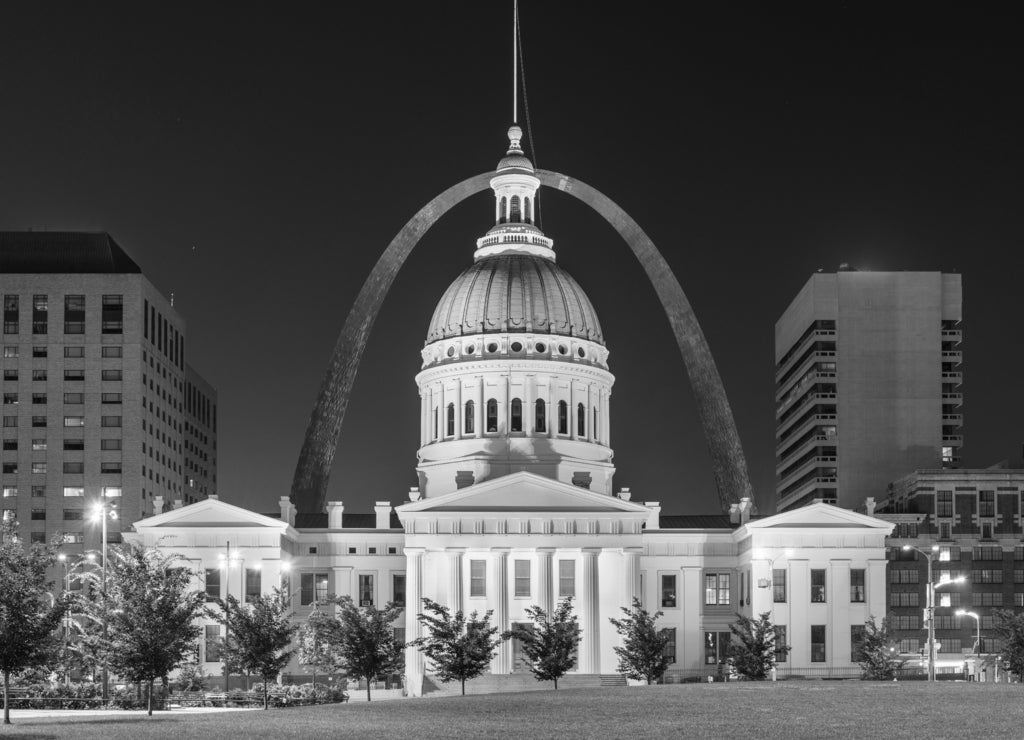 St. Louis, Missouri, USA Park and Cityscape in black white