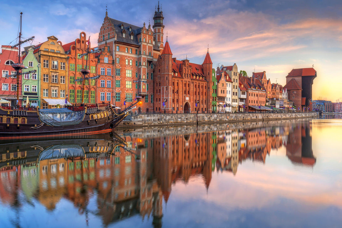 The beautiful old town of Gdansk reflected in the Motlawa River at sunrise, Poland 2000pc Puzzle