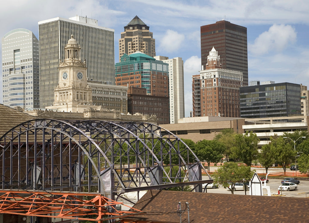 Old Railroad Station framing view of Des Moines skyline, capital of Iowa