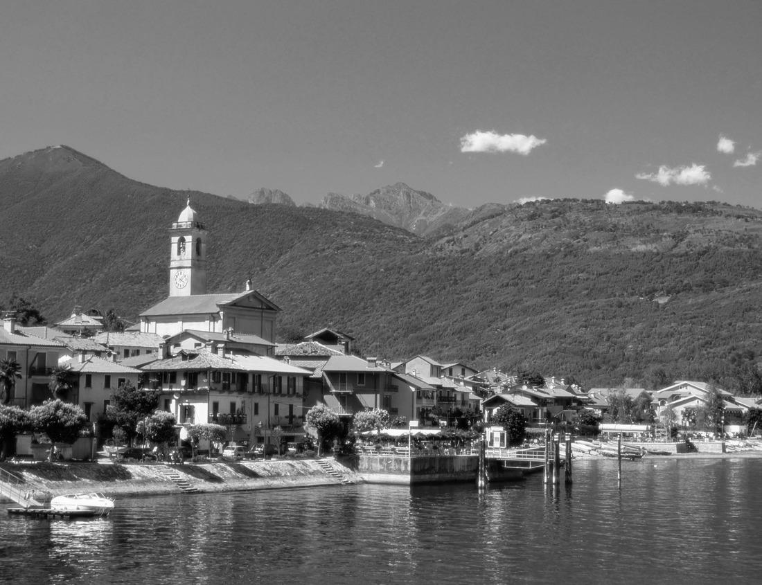 Noah Jigsaw Puzzle Ulun Danu Beratan Temple in Bali - Bali's Iconic Lake Temple, is both a famous picturesque landmark and a significant temple in black white 1000 pieces