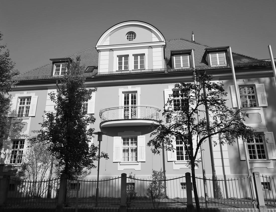 Noah Jigsaw Puzzle St. Martin Church Garmisch Partenkirchen, Germany in black white 1000 pieces