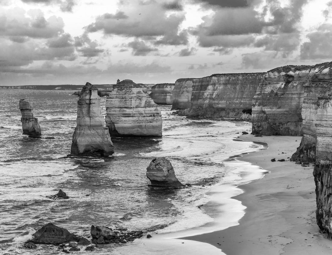 Noah Jigsaw Puzzle Fes, Morocco leather tanneries in the old capital in black white 1000 pieces
