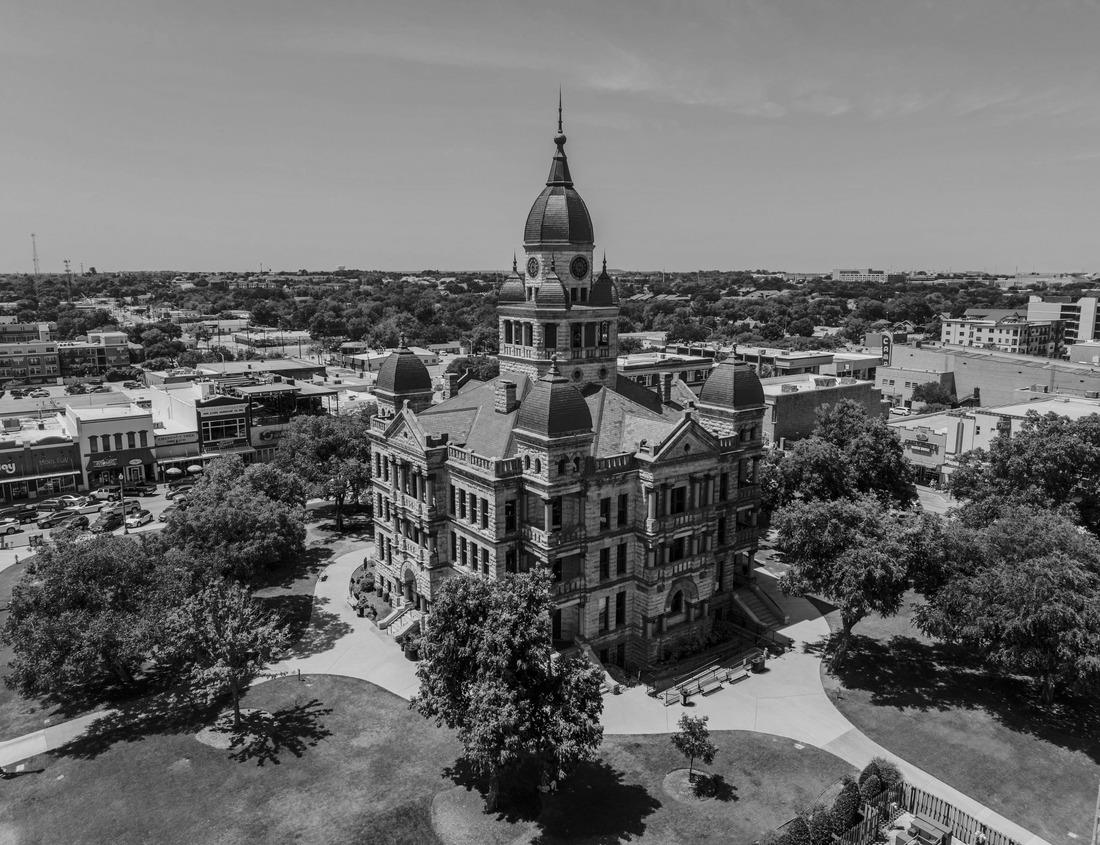Noah Jigsaw Puzzle Independence, Missouri, USA: Afternoon sunlight shines on the historic core of downtown Independence in black white 1000 pieces