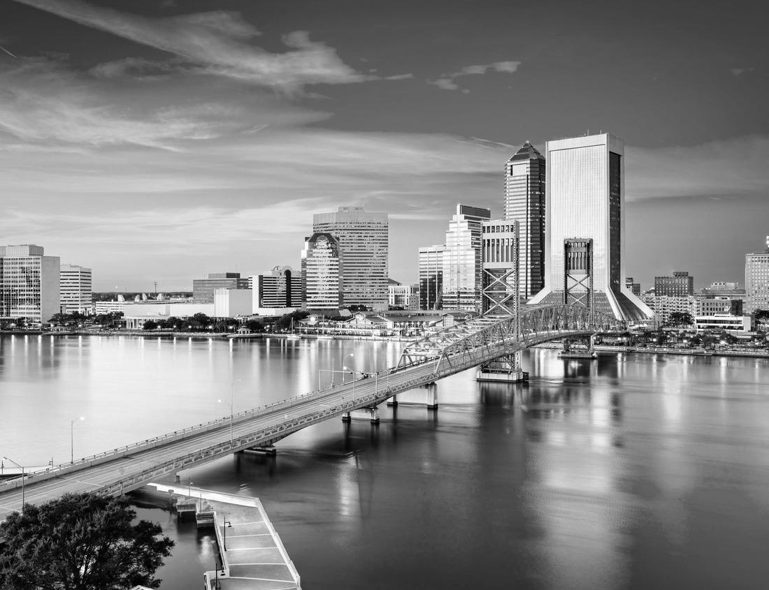 Noah Jigsaw Puzzle Polignano a Mare Street view in Italy in black white 1000 pieces