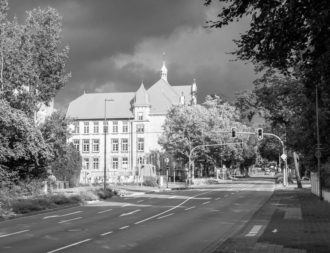 Noah Jigsaw Puzzle A panoramic view of the beautiful colors of autumn and the Kegon Falls, which falls from Lake Chuzenji at the foot of Mount Nantai in Nikko National Park, Tochigi, Japan in black white 1000 pieces