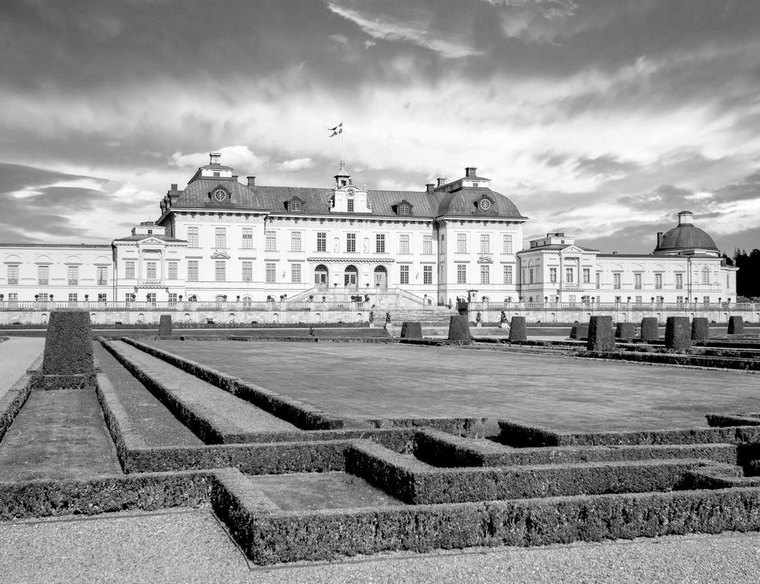 Noah Jigsaw Puzzle View of the tower of Deventer in Overijssel, Netherlands in the evening in black white 1000 pieces
