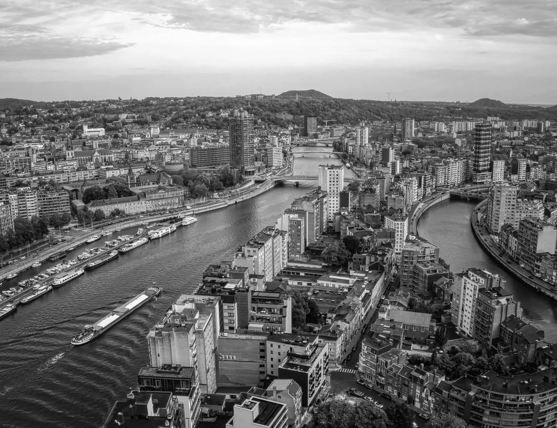 Noah Jigsaw Puzzle Young woman tourist relaxing and enjoying the beautiful view at Ulun Danu Beratan temple in Bali, Indonesia in black white 1000 pieces