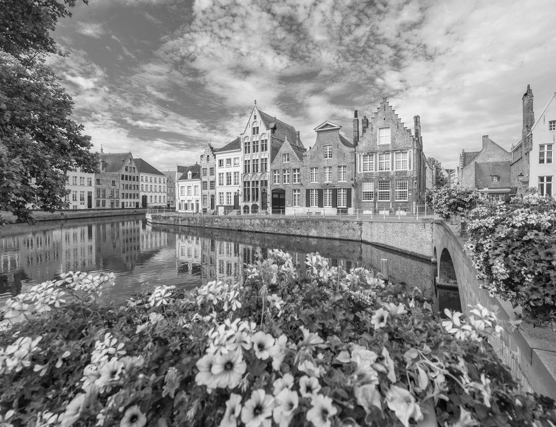 across Manzanita Lake in Lassen Volcanic National Park, California 1000pc PuzzleBlack and White