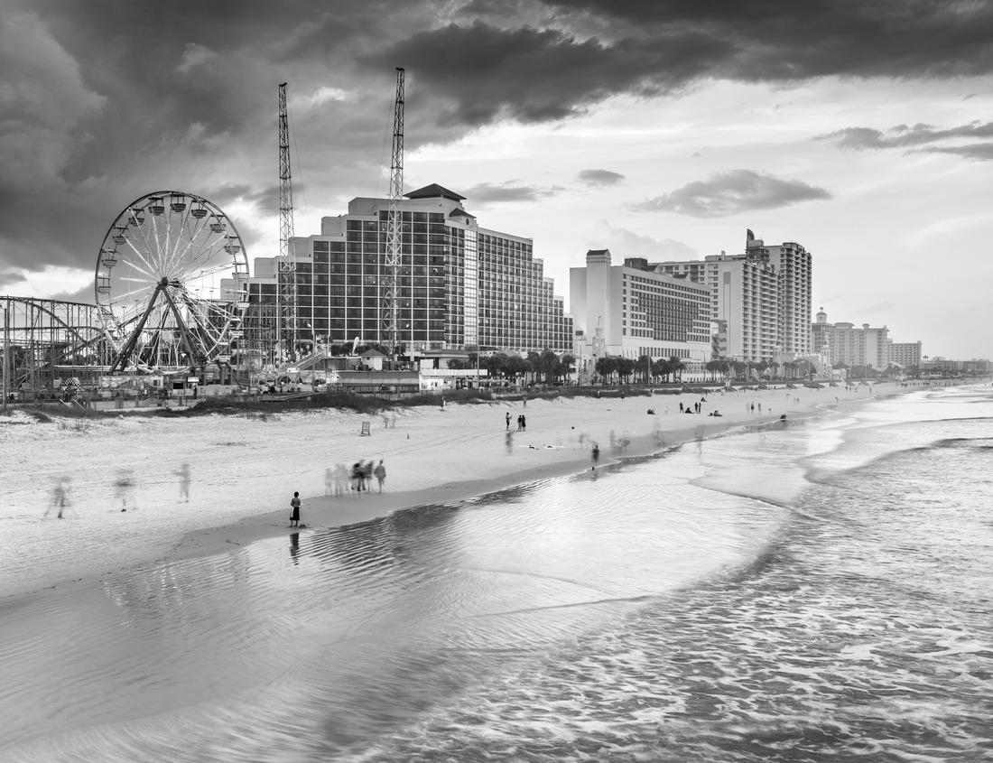 Noah Jigsaw Puzzle Gorgeous sunset at Pura Ulun Danu Bratan temple in Bali in black white 1000 pieces