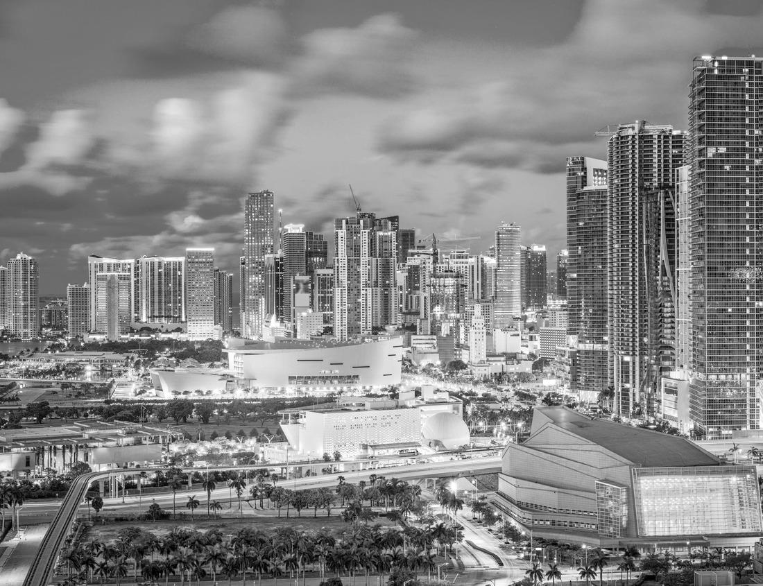 Noah Jigsaw Puzzle Stadhuis, Old city of Delft, Netherlands in black white 1000 pieces