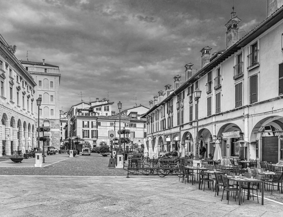 Noah Jigsaw Puzzle Decorative classical house facade in the old town of Gransee in black white 1000 pieces