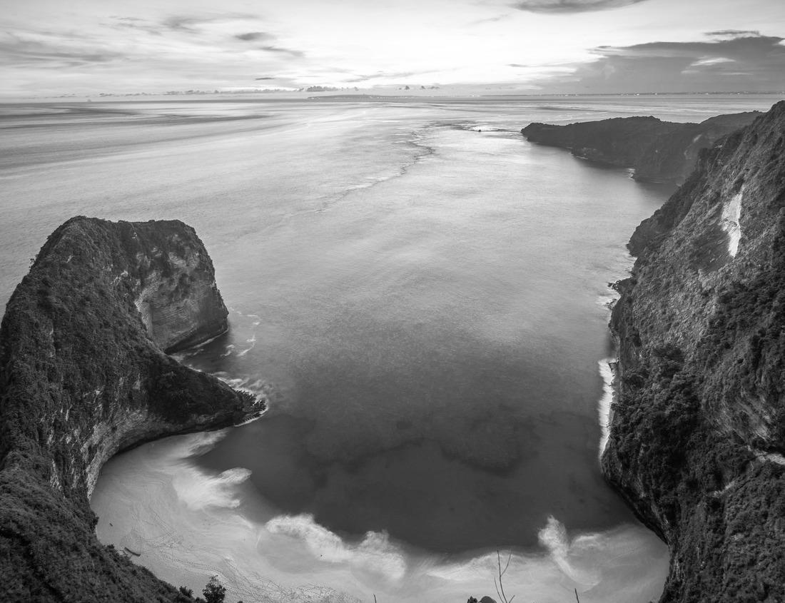 Noah Jigsaw Puzzle Tuscany Italy, natural pool with waterfalls and hot springs Saturnia thermal baths, Grosseto, Tuscany, Italy. Men and women in the natural thermal waterfalls, couple on vacation in Tuscany, Saturnia in black white 1000 pieces