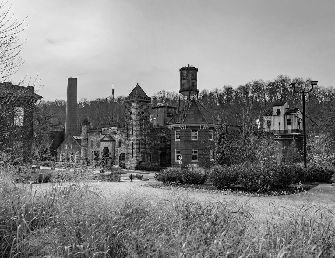 Noah Jigsaw Puzzle St. Vitus cathedral in Hradcany castle over Lesser town, Prague, Czech Republic in black white 1000 pieces