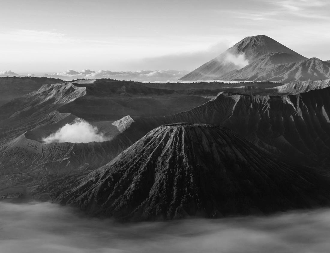 Noah Jigsaw Puzzle Subaytilah, Kasserine, Tunisia. Capitolintempel at the Byzantine Roman Ruins in Sbeitla in black white 1000 pieces