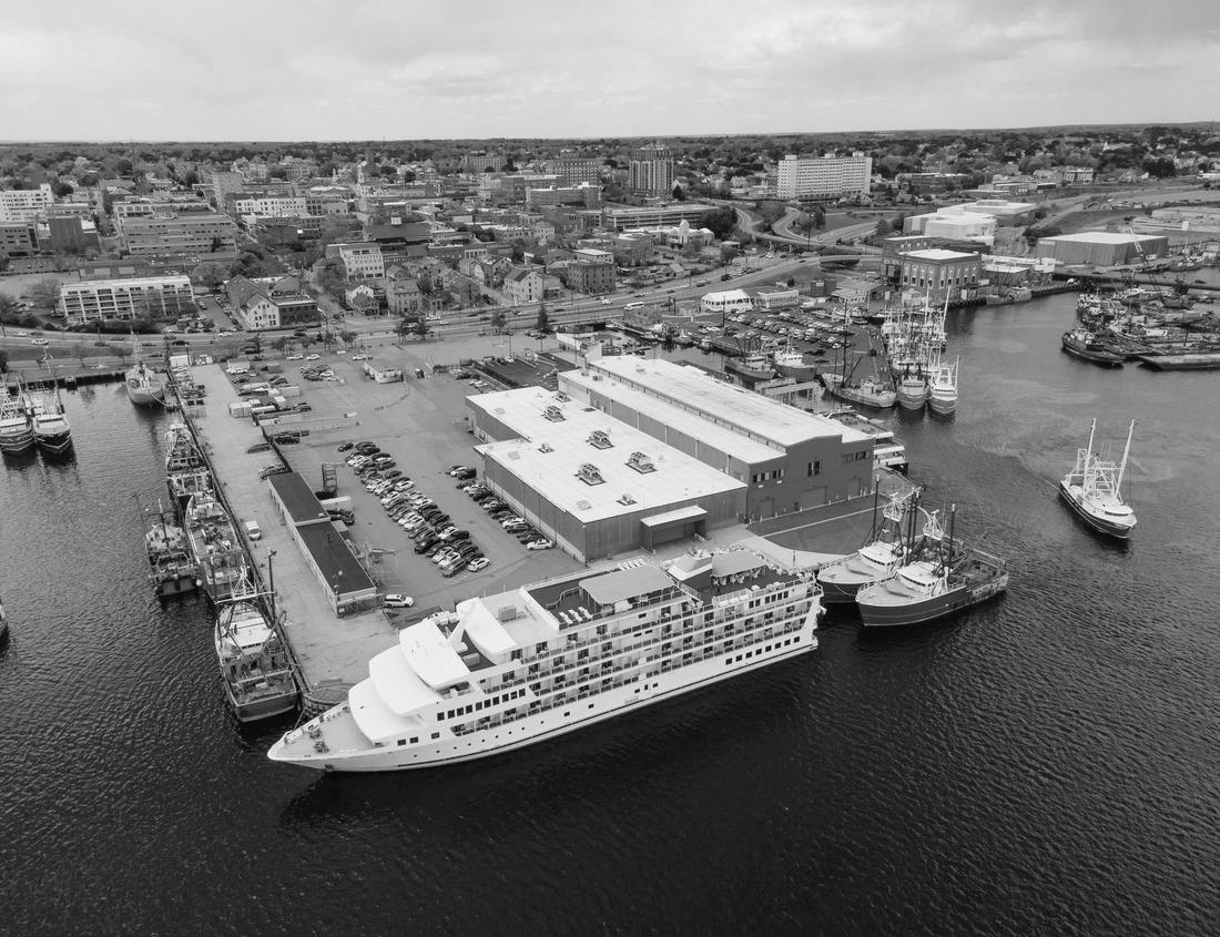 Noah Jigsaw Puzzle The Portico on a Foggy Afternoon, Liriodendron Mansion Bel Air, USA in black white 1000 pieces