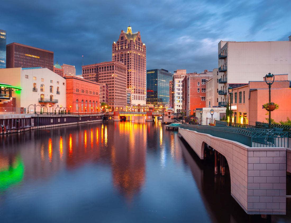Noah Jigsaw Puzzle Milwaukee, Wisconsin, USA. Cityscape image of downtown Milwaukee, Wisconsin, USA with reflection of the skyline in Milwaukee River at summer sunset 1000 pieces