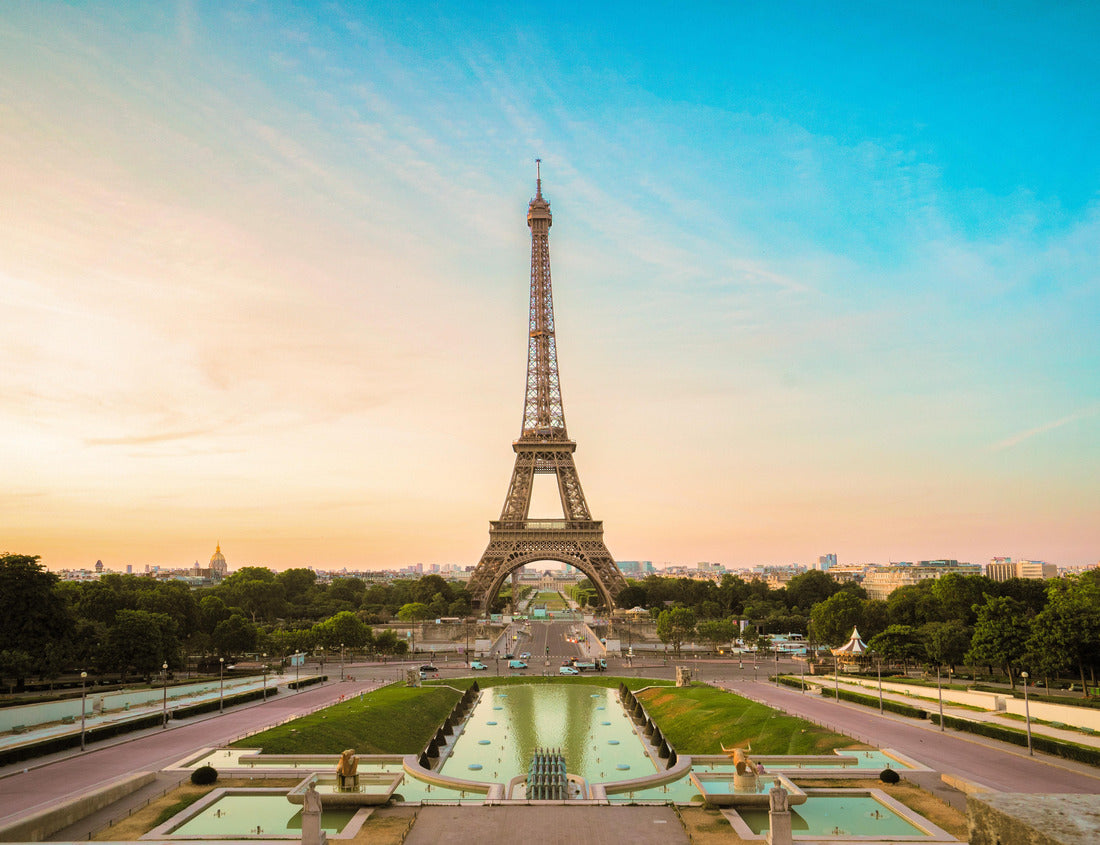 Paris Eiffel Tower and Trocadero garden at sunset in Paris, France. Eiffel Tower is one of the most famous landmarks of Paris 1000pc Puzzle