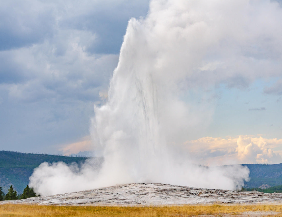 Noah Jigsaw Puzzle The Old Faithful Geyser at Yellowstone National Park in Wyoming 1000 pieces