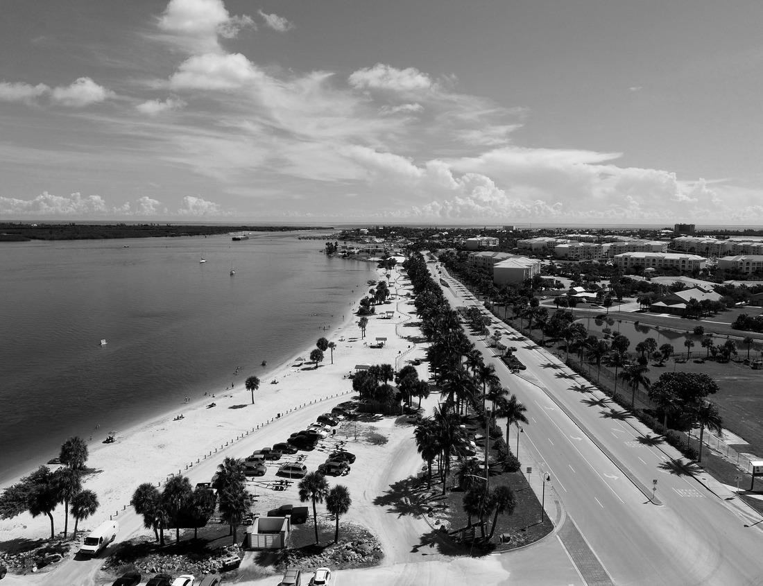 Noah Jigsaw Puzzle Morgan County Court House in Morgan County, Georgia in black white 1000 pieces