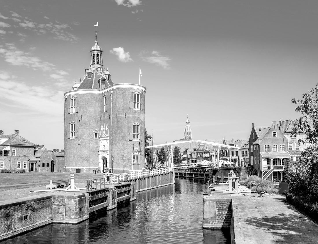 Noah Jigsaw Puzzle Partially frozen lake with mountain range reflected in it in the Great Alaskan Wilderness in black white 1000 pieces