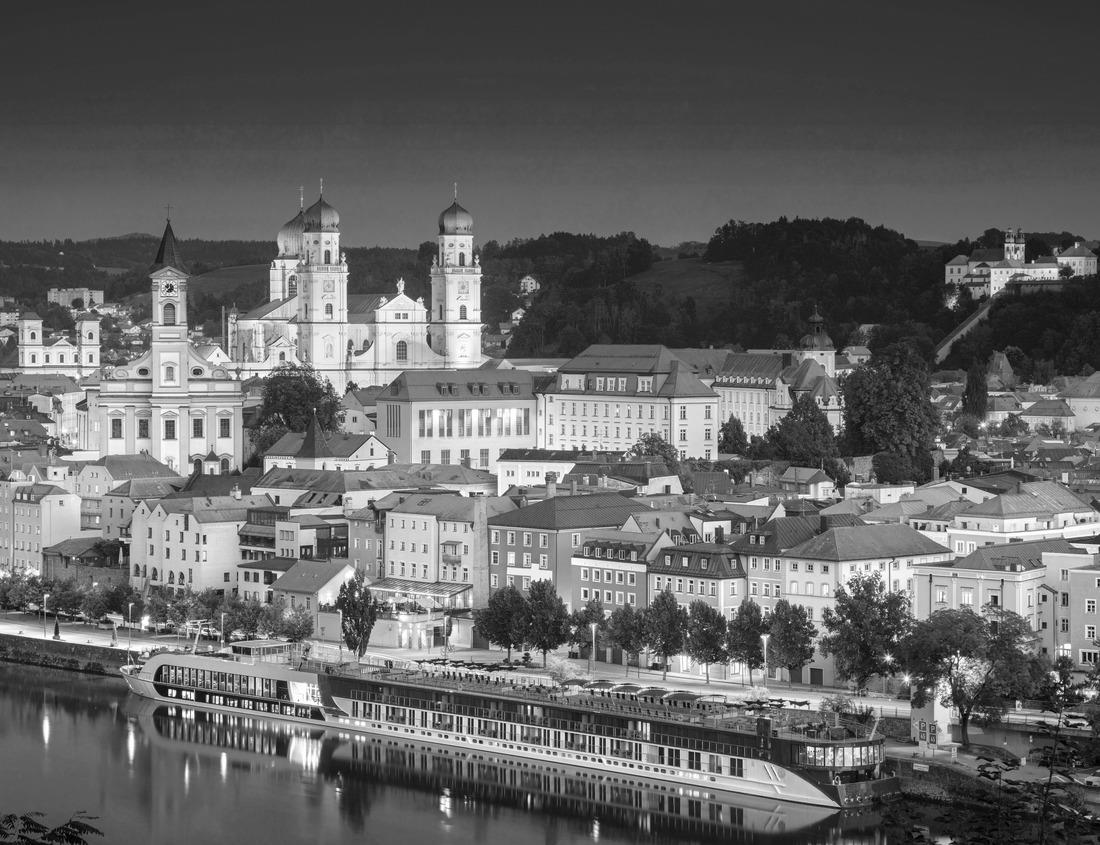 Noah Jigsaw Puzzle Manhattan Skyline and The Statue of Liberty at Night, New York City in black white 1000 pieces
