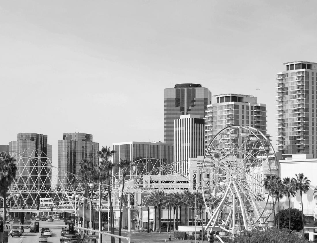 Noah Jigsaw Puzzle The Queen Mary ship moored in Long Beach California in black white 1000 pieces