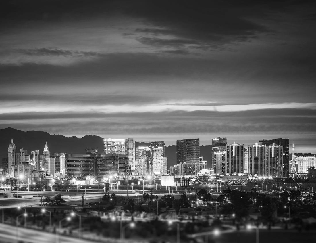 Noah Jigsaw Puzzle Sun Yat-Sen Memorial Hall in Taipei, Taiwan in black white 1000 pieces