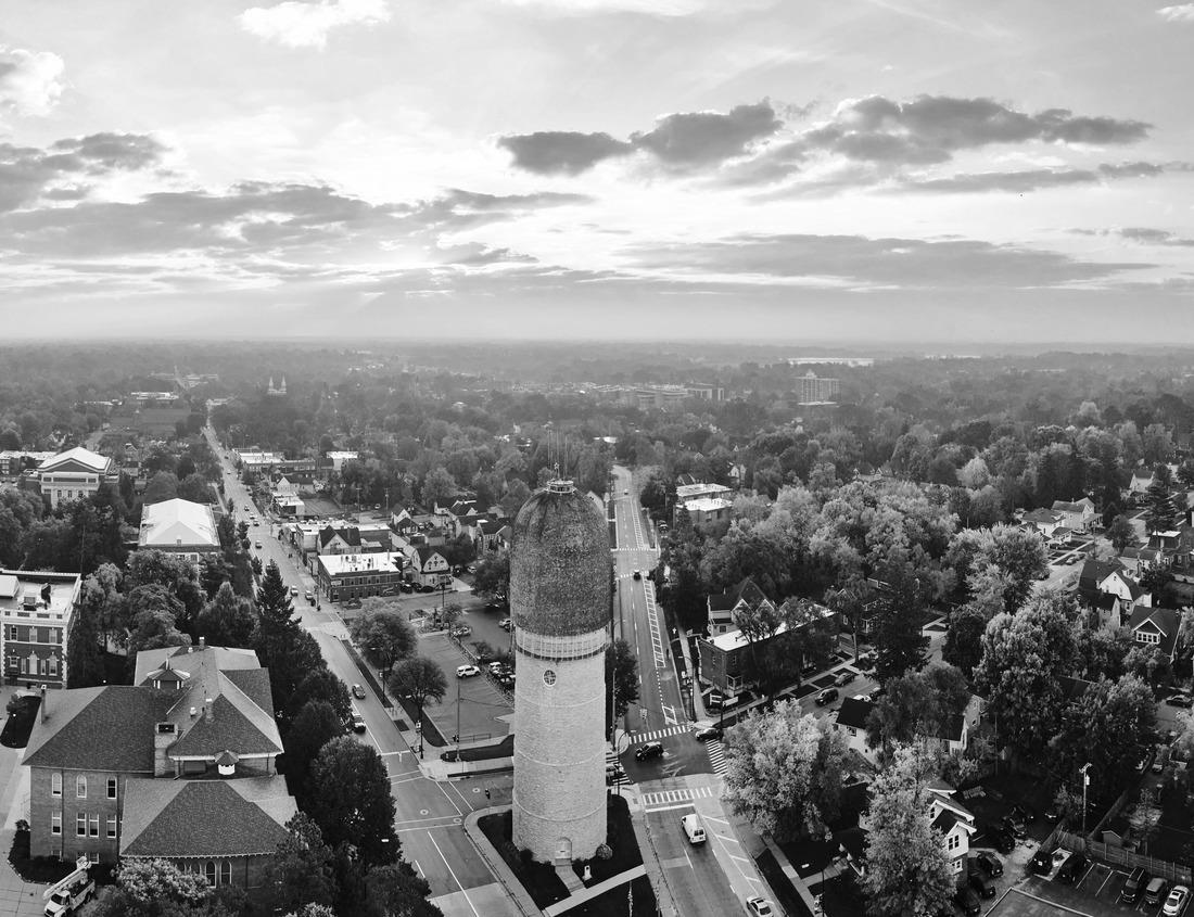 Noah Jigsaw Puzzle Statue and grave site of Huey Long on the grounds of the Louisiana State Capitol building at night in Baton Rouge, Louisiana in black white 1000 pieces