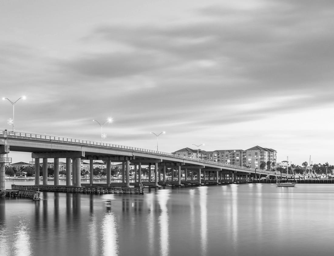 Noah Jigsaw Puzzle The Mississippi State Capitol Building in downtown Jackson in black white 1000 pieces