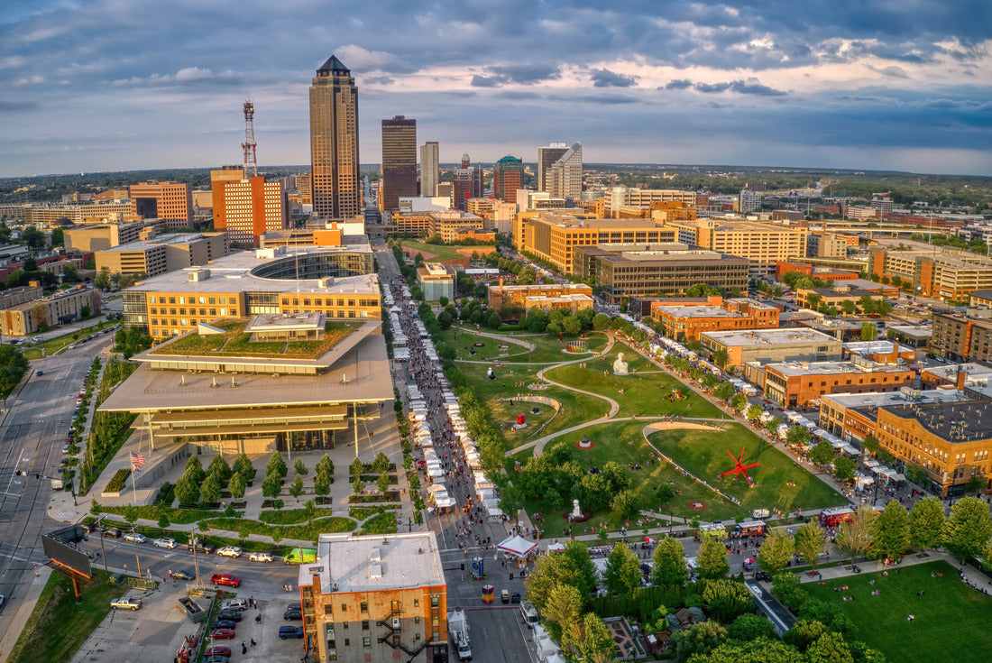 Noah Jigsaw Puzzle Des Moines, Iowa Skyline facing West 2000 pieces