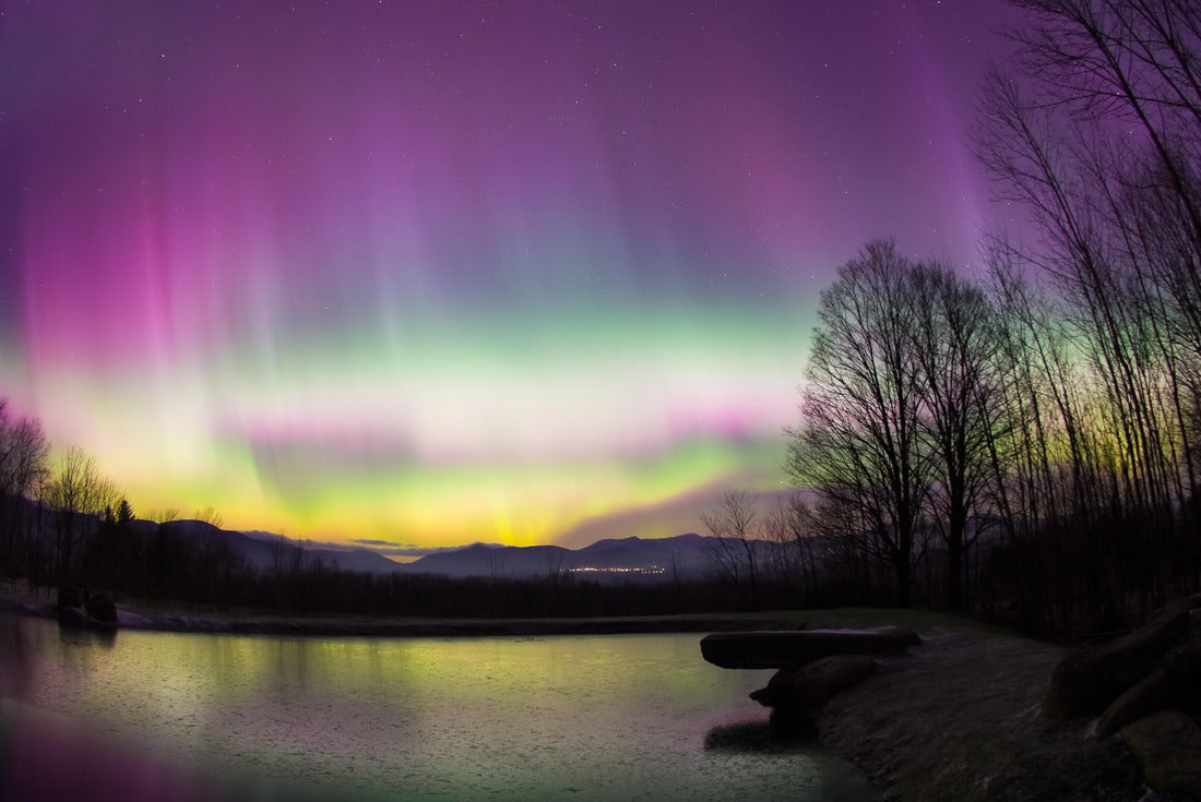 Rare Aurora Borealis over a pond in Vermont 2000pc Puzzle