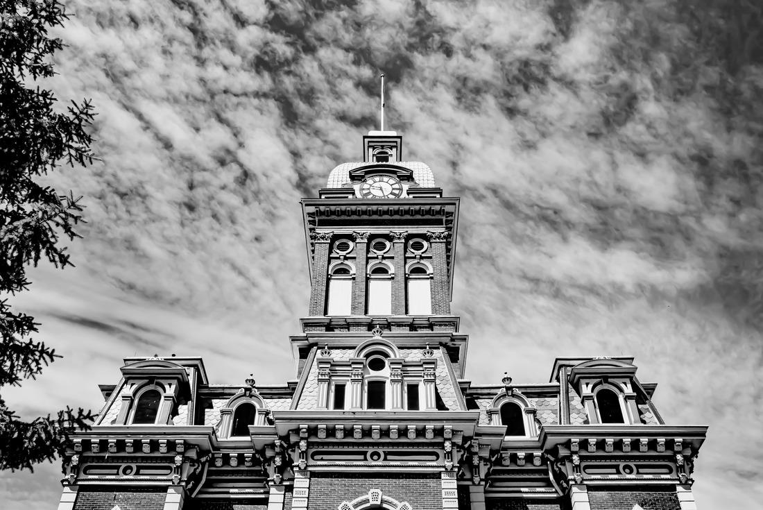 Adams County Courthouse in Decatur, Indiana 2000pc Puzzle