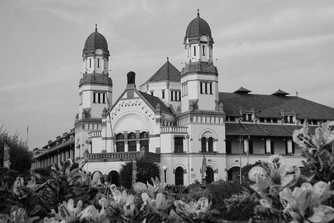 Noah Jigsaw Puzzle The famous colonial building in Semarang, Indonesia called Lawang Sewu in black white 2000 pieces