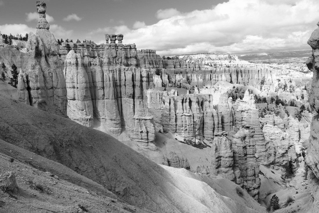 Scenic view of stunning red sandstone hoodoos in Bryce Canyon National Park in Utah, USA 2000pc PuzzleBlack and White