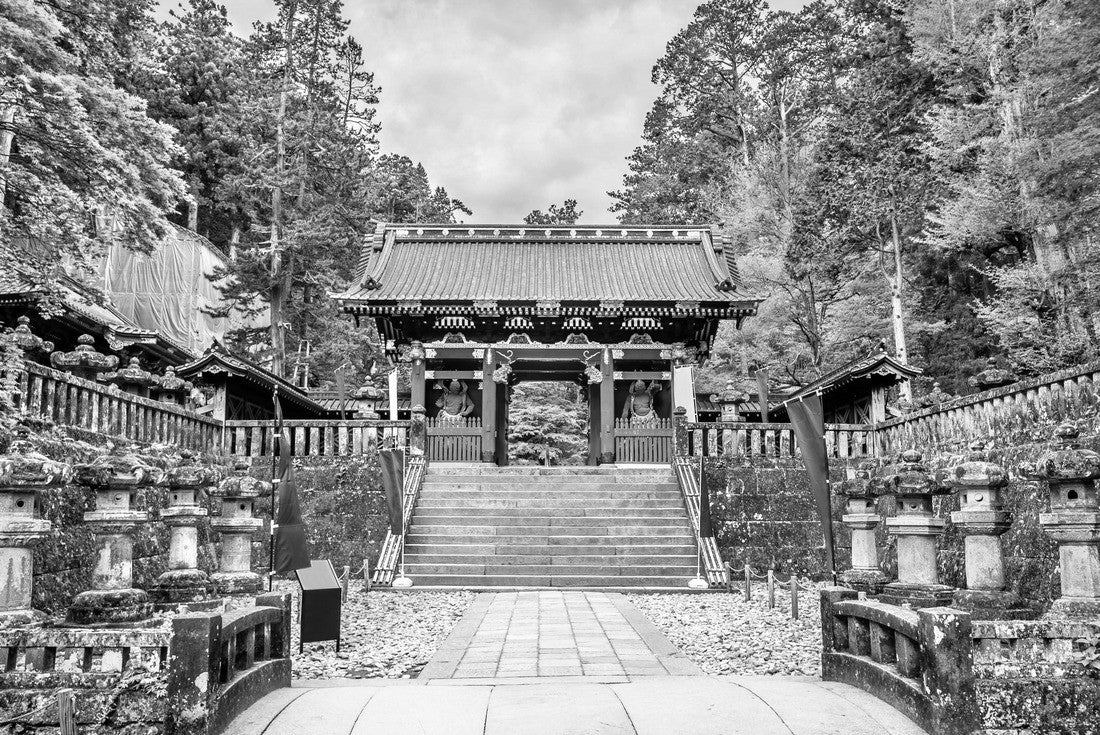 Futarasan shrine, a UNESCO world heritage site in Nikko, Japan 2000pc PuzzleBlack and White