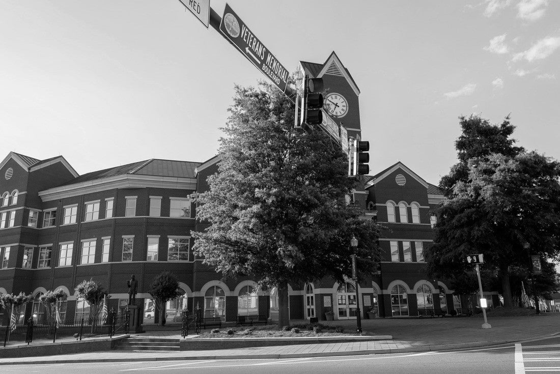 City Hall in Cumming Georgia 2000pc PuzzleBlack and White