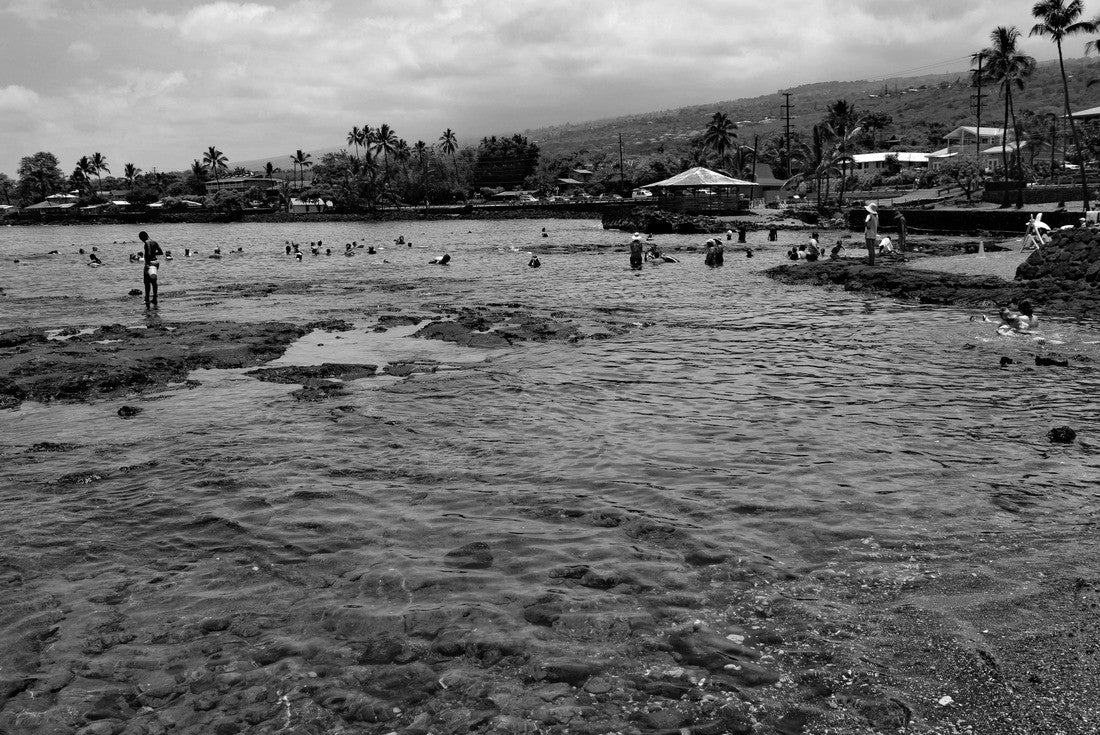 the sheltered clear waters at Kahaluu Beach Park, Big Island Hawaii 2000pc PuzzleBlack and White