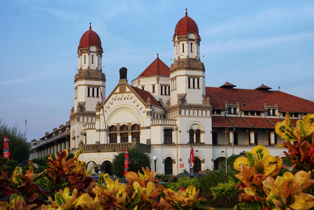 The famous colonial building in Semarang, Indonesia called Lawang Sewu 2000pc Puzzle