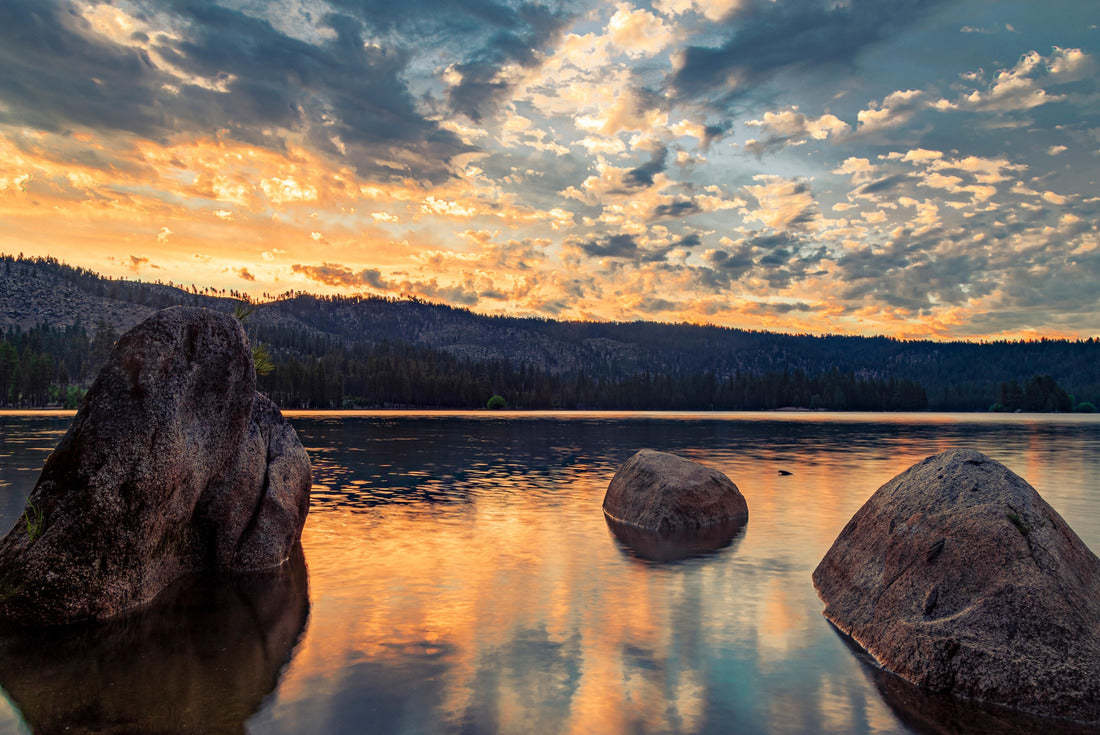 Serene sunrise over rocks in Antelope Lake, a beautiful alpine reservoir in Plumas County, Northern California, USA 2000pc Puzzle