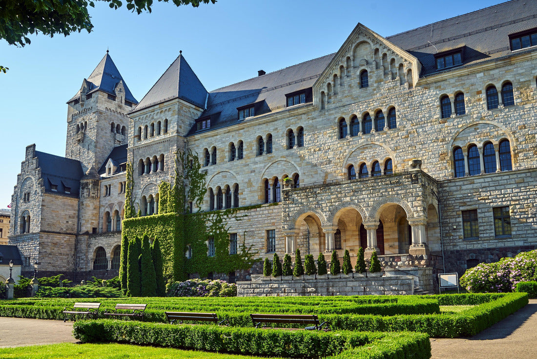 A historic stone castle with a garden in Poznan 2000pc Puzzle