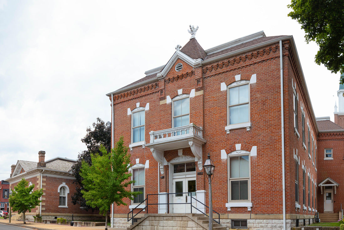The County Clerk building in Ste. Genevieve, Missouri, USA 2000pc Puzzle