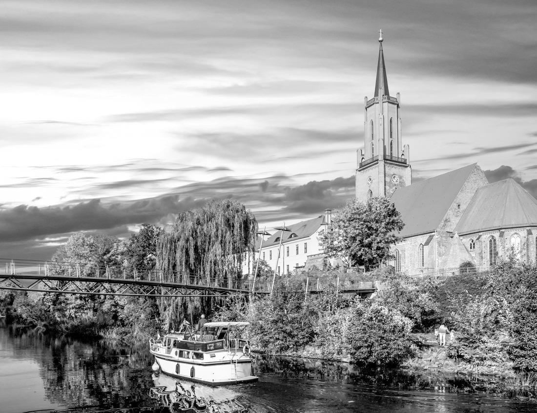 Noah Jigsaw Puzzle Setti Fatma, Ourika Valley, Morocco; 27th december 2023: colourful outdoor restaurants with tables overlooking the river in black white 1000 pieces