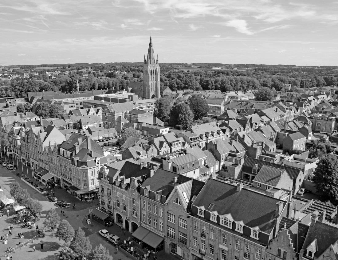 Noah Jigsaw Puzzle Marrakesh Streets of the amazing historic city of Morocco in black white 1000 pieces