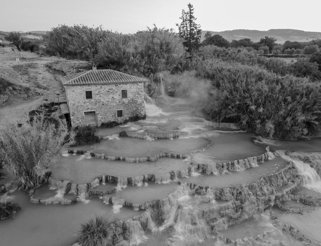 Noah Jigsaw Puzzle View of Runkel Castle from old stone bridge in Runkel, Hesse, Germany in black white 1000 pieces