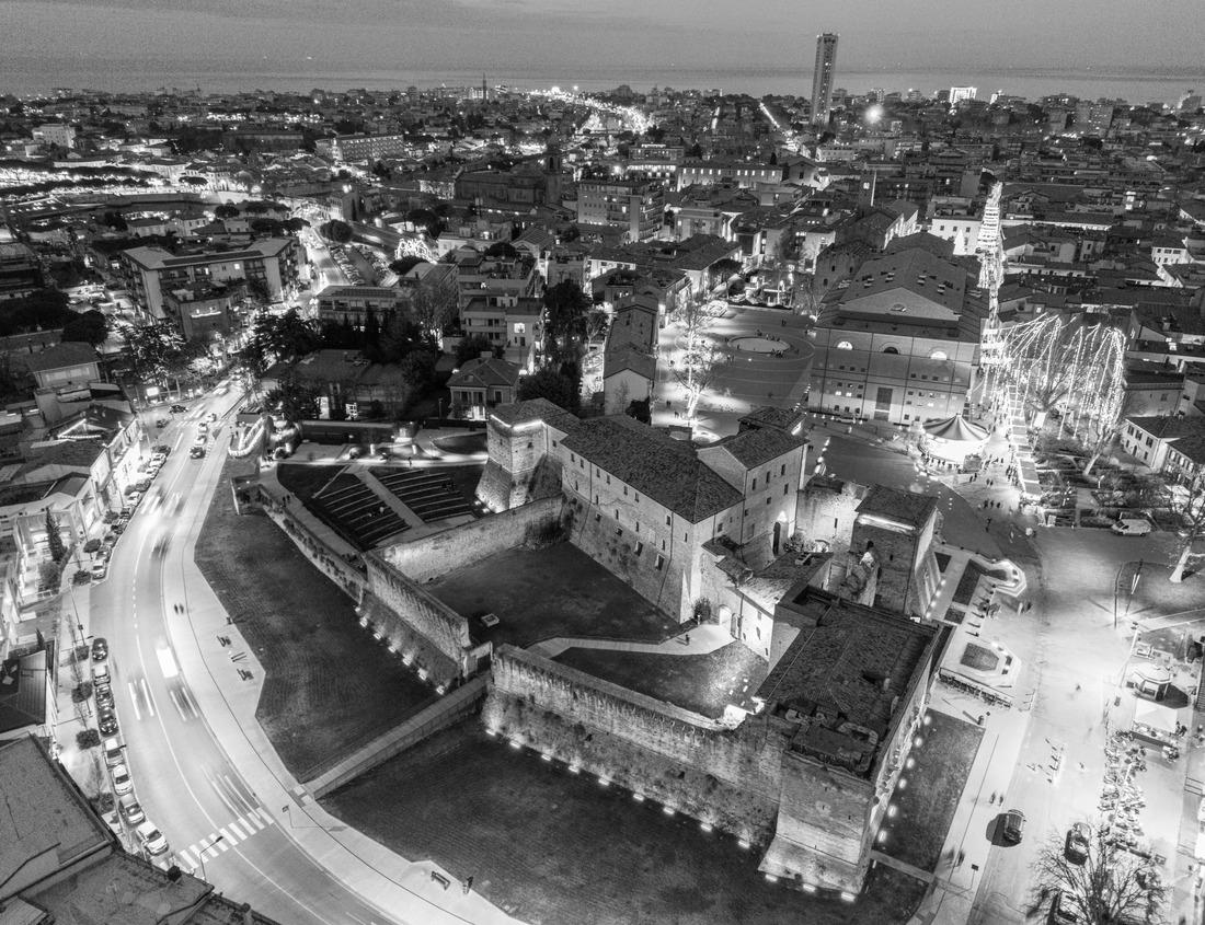 Noah Jigsaw Puzzle Morocco, Marrakesh, High Atlas Mountains. Fertile valley on a high plateau with fruit and almond trees in blossom in black white 1000 pieces