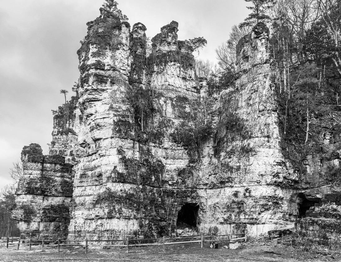Noah Jigsaw Puzzle Oregon State Capitol in Salem with a clear blue sky. It is distinguished by its Art Deco architecture and the Oregon Pioneer statue atop its dome in black white 1000 pieces
