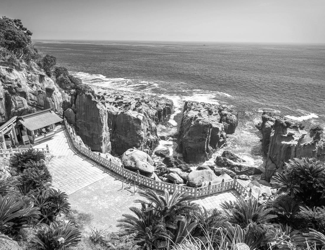 Noah Jigsaw Puzzle Spring green mountain landscape with unique rock towers. View of a green valley with forests and rocks. The Sulov Rocks, national nature reserve in northwest of Slovakia, Europe in black white 1000 pieces